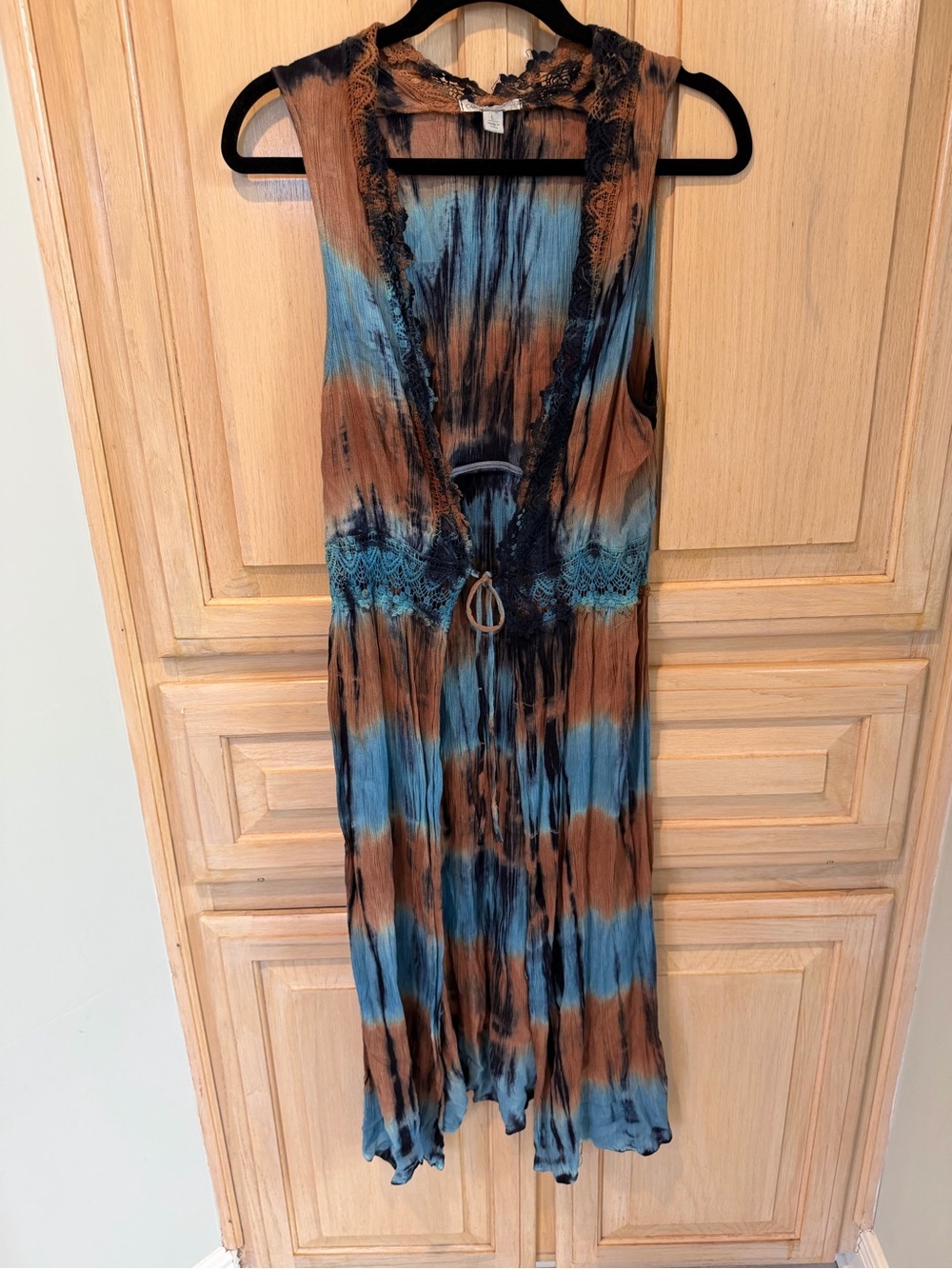 Sleeveless Tie-Dye Lace Trim sleeveless duster in Blue and Brown